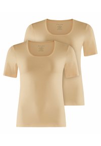 Dwie krótko rękawowe koszulki typu crew-neck w jasnym beżu. Wykonane z gładkiego materiału o miękkiej teksturze. Widoczna metka z nazwą marki i rozmiarem.