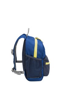Μπλε και ναυτικό σακίδιο με κίτρινους φερμουάρ, δίχτυ στην πλευρική τσέπη και επενδεδυμένους ρυθμιζόμενους ιμάντες ώμου, εμφανιζόμενο από πλάγια όψη.
