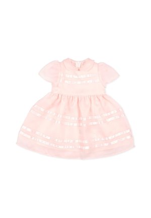 Robe bébé rose clair avec manches bouffantes courtes, col Claudine et rayures horizontales de ruban satin sur le corsage et la jupe.
