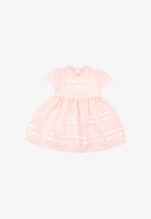 Vestitino rosa chiaro per neonati con maniche corte a sbuffo, collo Peter Pan e righe orizzontali di nastro di raso sul corpetto e sulla gonna.
