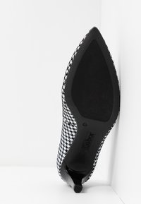 Gabor Pumps - black