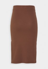 Jupe crayon en maille côtelée marron, taille haute, longueur genou et silhouette ajustée sur fond blanc.