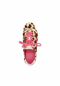 Bruine en crèmekleurige sneaker met een patroon, voorzien van roze veters en een binnenvoering. De sneaker heeft een soepele textuur en een afgeronde neus.