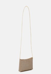 Borsa spalla metallica dorata con un tessuto testurizzato. Forma rettangolare slim, con una tracolla a catena e una chiusura a zip nella parte superiore.