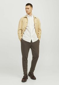 Jack & Jones JPSTACE SMART - Tracksuit bottoms - wren