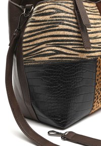 Sac à main en cuir marron avec des panneaux à imprimé animalier mêlé, comprenant des rayures de zèbre, une texture crocodile noire et des taches de léopard, avec une bandoulière détachable attachée.