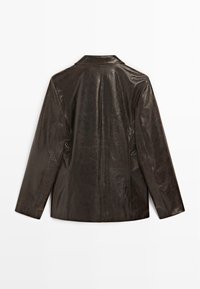 Leren jack, donkerbruin, gestructureerd ontwerp met een puntige kraag, lange mouwen en rechte snit. Heeft een gladde, glanzende textuur.