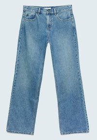Jean en denim bleu clair avec une coupe à jambes larges, cinq poches et passants de ceinture standards. Présente un lavage délavé avec des détails de couture visibles.