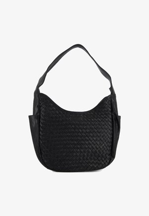 Černá kožená taška přes rameno s tkaným předním panelem, prostornou hlavní kapsou a širokým jedním popruhem.