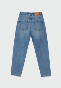 Jeans azules de cintura alta y pierna recta con dos bolsillos traseros, trabillas para cinturón y un parche de cuero marrón en la cinturilla.
