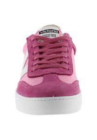 Baskets en daim rose avec des accents textile blancs et des lacets. Présentent un bout rond, un col rembourré et une épaisse semelle en caoutchouc blanche.