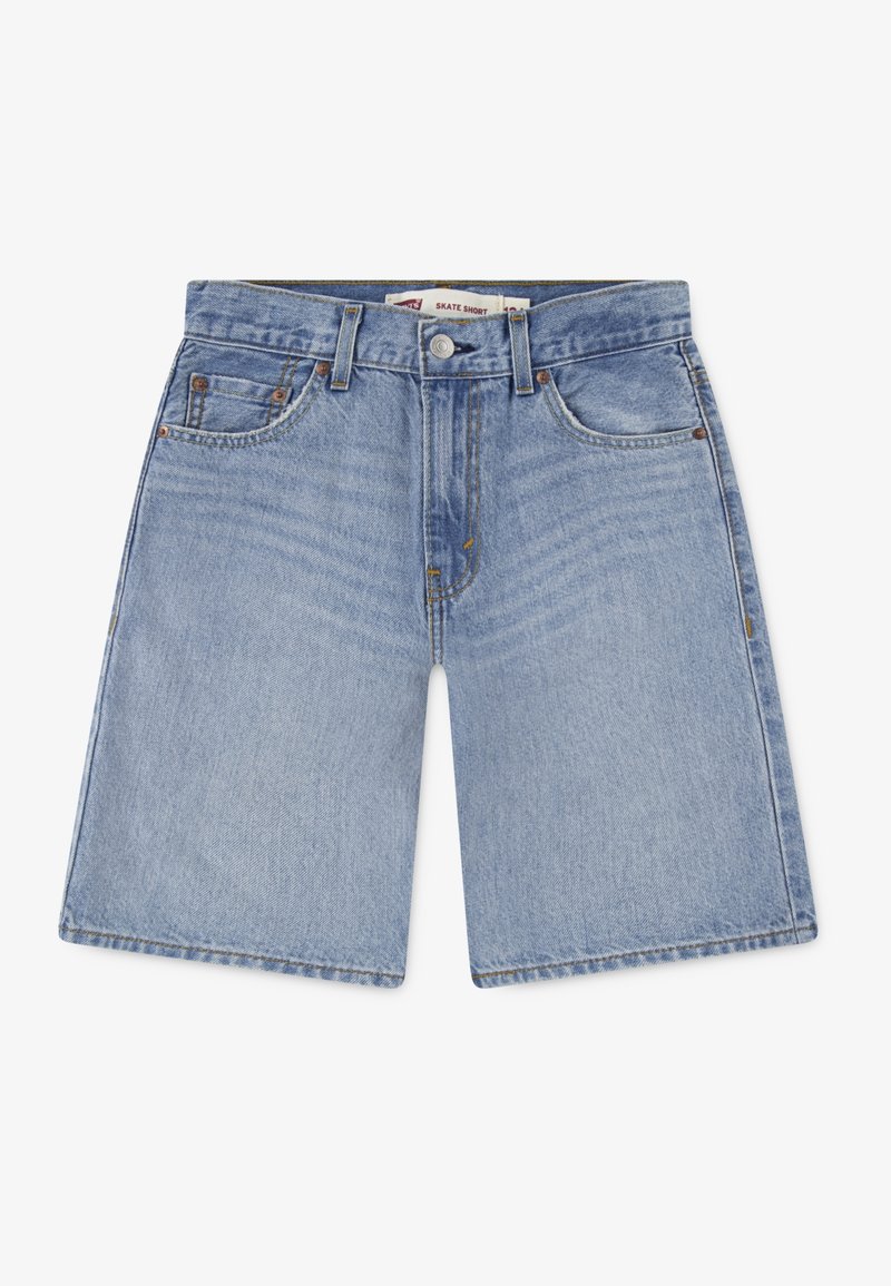 Short en denim bleu clair avec un bouton devant, une fermeture éclair, des passants de ceinture, deux poches avant et une petite poche à pièce.