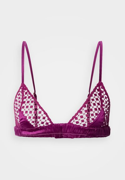 Lila háromszög melltartó horgolt csipkepanellel, selyem textúrával és állítható pántokkal. Ráncolt szegéllyel a még nagyobb kényelemért.