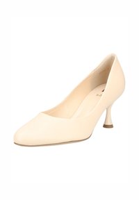 Γυναικείες μπεζ δερμάτινες γόβες με στρογγυλερή μύτη και λεπτό φαρδύ τακούνι μεσαίου ύψους, σε γωνιακή λήψη σε λευκό φόντο.