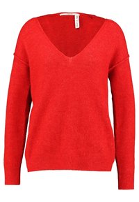 Pull en maille rouge avec un col en V profond, des manches longues, des poignets et ourlet côtelés, présentant une texture douce et une coupe légèrement décontractée.