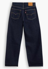 Jeans de mezclilla azul oscuro con un diseño de pierna recta, que presentan dos bolsillos traseros, costuras en amarillo contrastante y una etiqueta de cuero en la cintura.