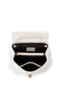 Interno di una borsa a tracolla bianca in pelle con più scomparti, tasche con zip e una texture liscia. Accenti in metallo dorato visibili.
