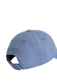Gorra de algodón azul con visera curva, detalles cosidos y correa ajustable en la parte trasera. Presenta un logo grabado en el lado.
