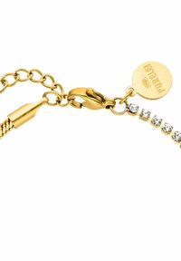 Goldenes Armband mit einem verdrehten Kettendesign, akzentuiert mit klaren Strasssteinen und einem runden Anhänger, der mit "PURELEI" graviert ist.