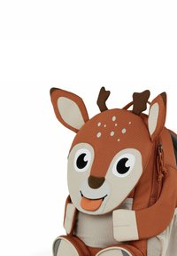 Brauner, tierisch gestalteter Kinder-Rucksack mit einem Reh-Design, großen Augen, einem lächelnden Mund, strukturiertem Stoff sowie weichen Ohren und Geweihen.