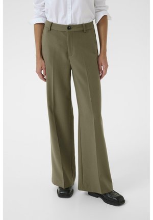 Pantaloni tailored verde oliva con vestibilità dritta, pieghe frontali visibili, passanti per cintura e chiusura con bottone. Indossati con calzature nere.