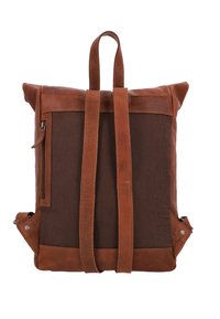 Brązowy skórzany plecak z tkaniny widoczny z tyłu, z dwoma szelkami i uchwytem na górze.
