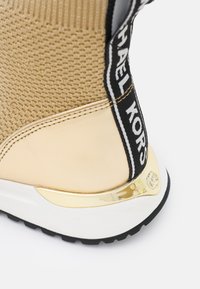 MICHAEL Michael Kors BODIE BOOTIE - Botas clássicas de cano curto - pale gold