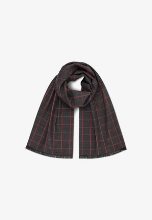 Szary szalik z czerwonym wzorem w kratkę, wykonany z miękkiego materiału, z frędzlami na końcach oraz drapowanym, zwiniętym designem.