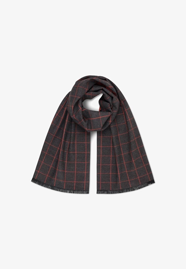 Szary szalik z czerwonym wzorem w kratkę, wykonany z miękkiego materiału, z frędzlami na końcach oraz drapowanym, zwiniętym designem.