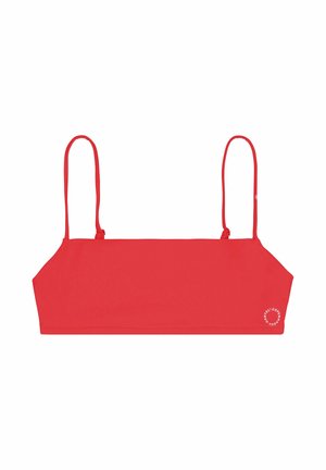 Piros, rövidített fazonú trikó vékony, állítható vállpántokkal és egy kis fehér kör alakú logóval az alsó jobb sarokban.