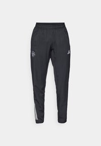 Zwarte sportbroek met een elastische tailleband, geborduurd logo op de dij en witte strepen die langs de zijkanten lopen.