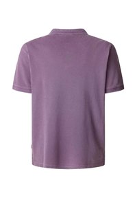 Koszulka polo z krótkim rękawem w jasnym fioletowym kolorze, wykonana z miękkiego materiału, z klasycznym kołnierzykiem i prostym dołem. Prosty i niezdobiony design.