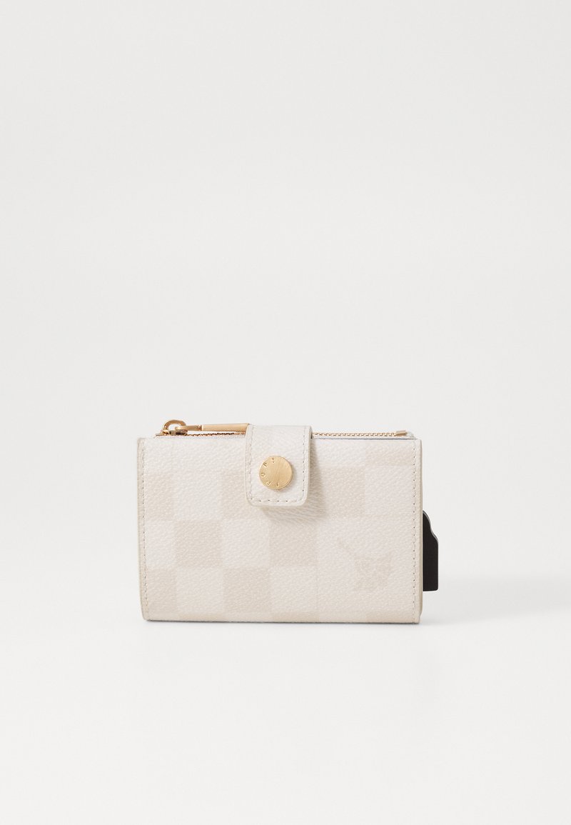 Cartera a cuadros beige hecha de cuero texturizado con un cierre de botón dorado y un sutil detalle de logo en la parte frontal, que cuenta con un compartimento con cremallera.