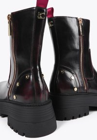 LOLA CASADEMUNT Kotníkové boty na platformě - burgundy