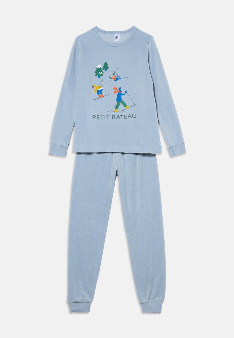 Pyjama bleu clair à manches longues avec une scène de ski et le texte "PETIT BATEAU" en haut.