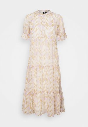 Robe midi avec motif chevron beige et violet clair, manches bouffantes courtes, encolure ronde et jupe à étages.