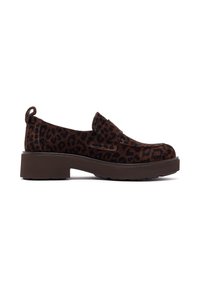 Scarpe slip-on con stampa leopardata marrone, suola piatta e suola spessa e testurizzata marrone. Presentano una linguetta sul tallone per facilitare l'indossamento.