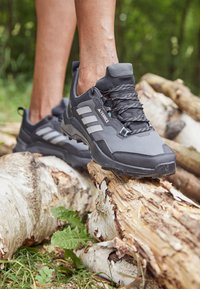 AX4 GORE-TEX® HIKING - Outdoorschoenen - core black grey three mint ton