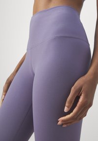 Nike Performance ZENVY - Leggingek - purple