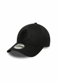 Cappellino nero in tessuto con una corona arrotondata, cinturino regolabile e visiera testurizzata. Presenta un logo circolare in rilievo sulla parte anteriore.