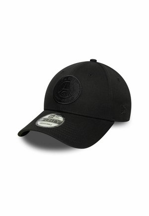Cappellino nero in tessuto con una corona arrotondata, cinturino regolabile e visiera testurizzata. Presenta un logo circolare in rilievo sulla parte anteriore.