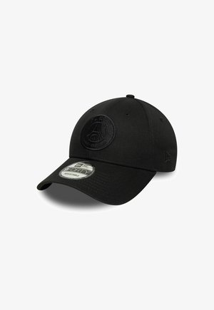 Cappellino nero in tessuto con una corona arrotondata, cinturino regolabile e visiera testurizzata. Presenta un logo circolare in rilievo sulla parte anteriore.