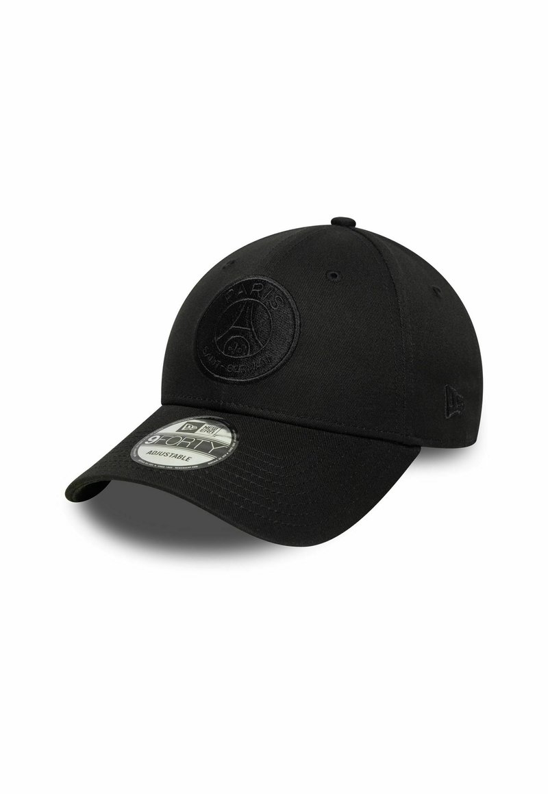 Cappellino nero in tessuto con una corona arrotondata, cinturino regolabile e visiera testurizzata. Presenta un logo circolare in rilievo sulla parte anteriore.
