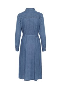 Robe en jean à manches longues, longueur genou, vue de dos, avec ceinture à la taille et poignets boutonnés, sur fond blanc.