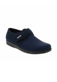 Zapato azul marino con parte superior sintética lisa y paneles de malla. Presenta una correa de Velcro y una suela de goma negra. Diseño de punta redondeada.