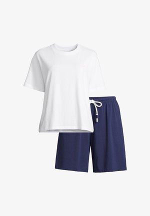 Weißes T-Shirt mit kurzen Ärmeln, kleinem pinkfarbenem Smiley und marineblauen Shorts mit Kordelzug, lässiges Sommeroutfit.