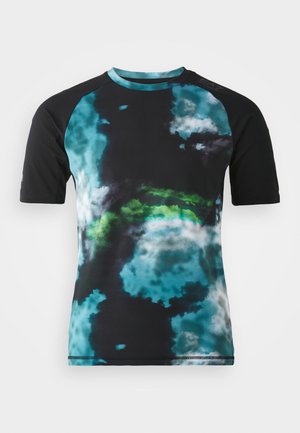 Maglietta sportiva a maniche corte nera con un motivo astratto multicolore che presenta tonalità di teal, verde e grigio; tessuto elegante e leggero.