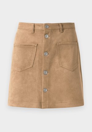 Jupe en daim beige avec une coupe ajustée, cinq boutons métalliques sur le devant et deux poches avant, présentant une texture lisse et des bords nets.