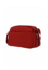 Borsa rettangolare rossa realizzata in tessuto testurizzato, con una tasca frontale con zip, maniglia laterale e un logo sul lato. Dettagli della zip in rosso.