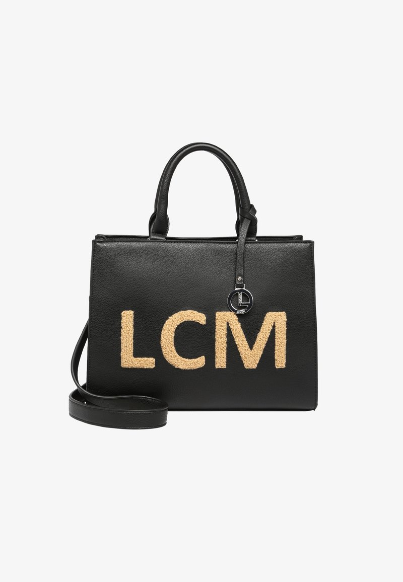 Sac à main en cuir noir avec "LCM" brodé en beige. Dispose de poignées doubles et d'une bandoulière amovible. Comprend un détail en matériel circulaire.